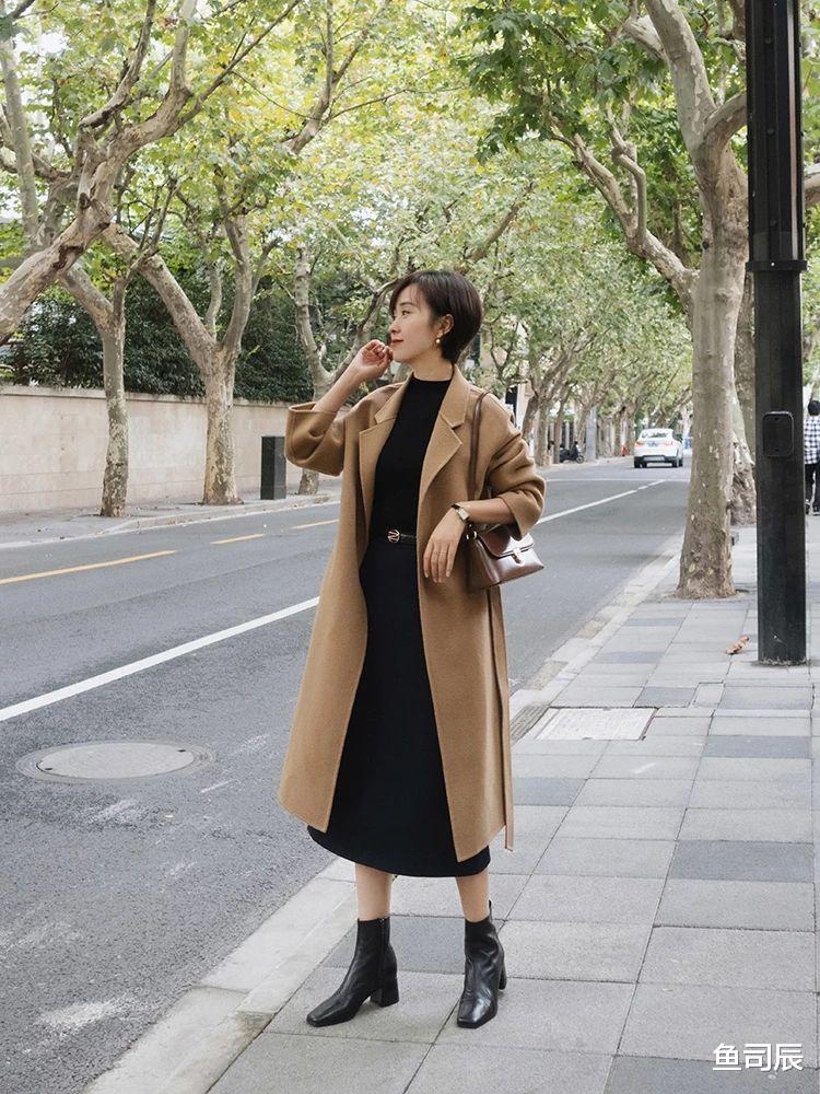 鱼司辰 见过世面的女人秋冬都怎么穿?试试大衣+半身裙,温柔时髦显气质