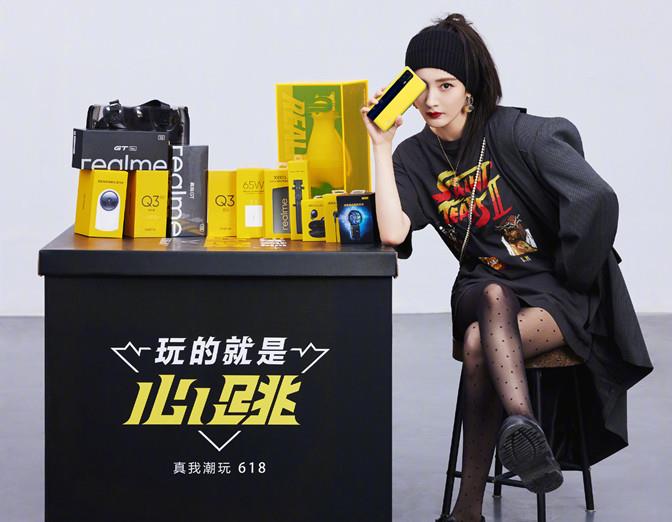 方脸妹说时尚|杨幂遛弯看展真悠闲，穿无袖反手大花臂抢镜，见自己海报俏皮合拍
