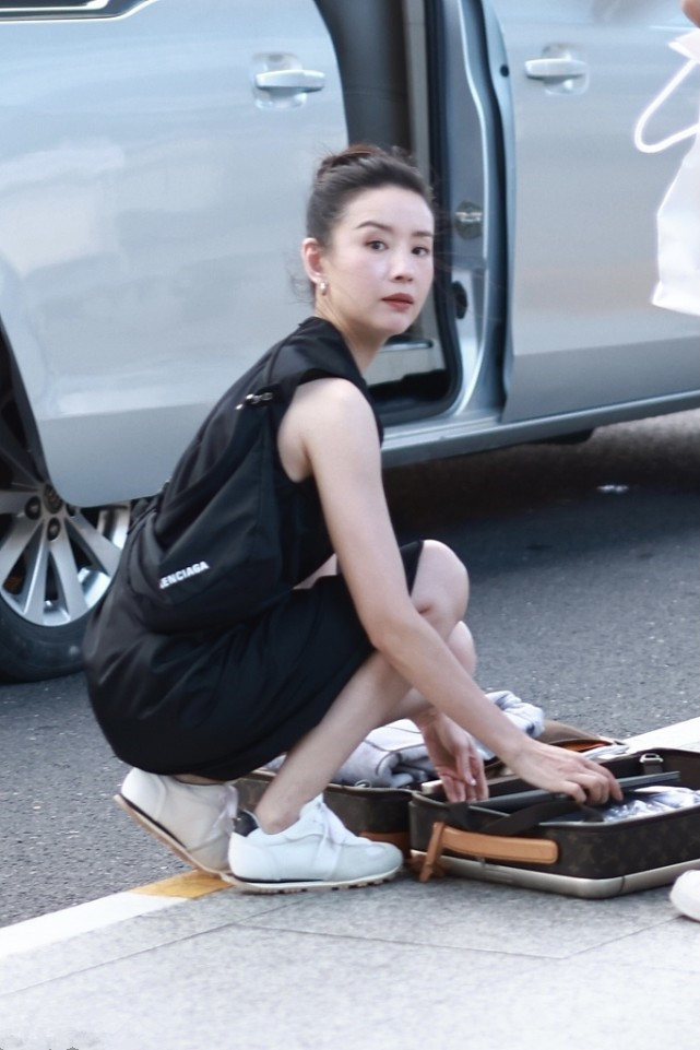 时尚潮流生活|董洁扎了个丸子头,再外穿灰色卫衣,年纪越大越会打扮了!