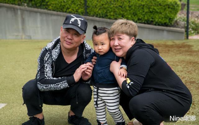 郭德纲|郭德纲老婆罕见登台亮相，45岁穿改良旗袍满脸福相，一看就是旺夫的人