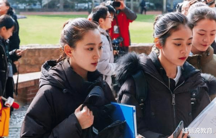 迪丽热巴|大学生“化妆前后”对比照走红,前后判若两人,连亲妈都认不出来