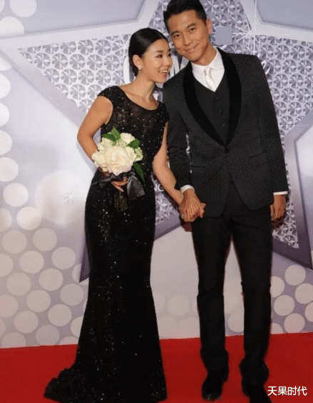 天果时代|娃娃脸李小萌也很狂野，身穿黑色透视裙优雅性感，好身材令人羡慕