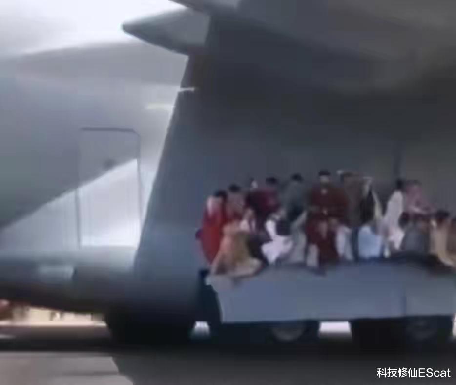 科技修仙EScat|扒飞机的阿富汗人多到能被卫星拍下来，飞机上的他们会经历什么？