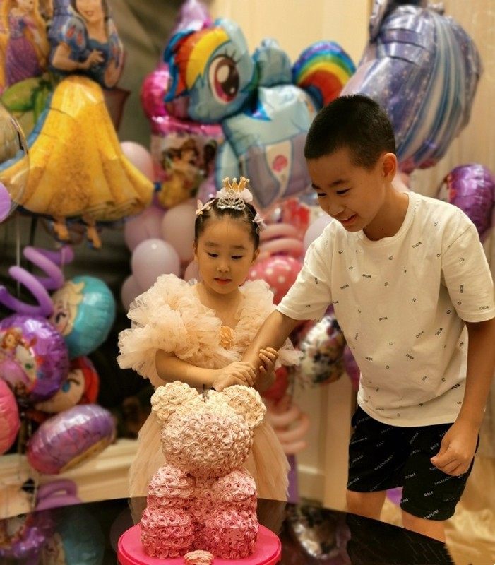 女孩|赵文卓小女儿5岁生日，满墙气球布置精致，“小公主”穿纱裙真美