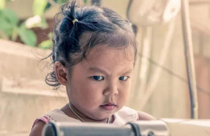 糖果的妈妈|孩子“怕黑”是因为胆小？当娃向父母求助，只说“别怕”没啥作用