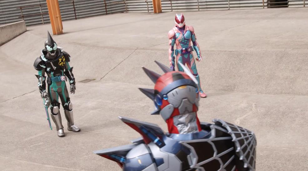 |假面骑士revice：门田成功变身三骑蜘蛛侠 老实人终于支棱起来了