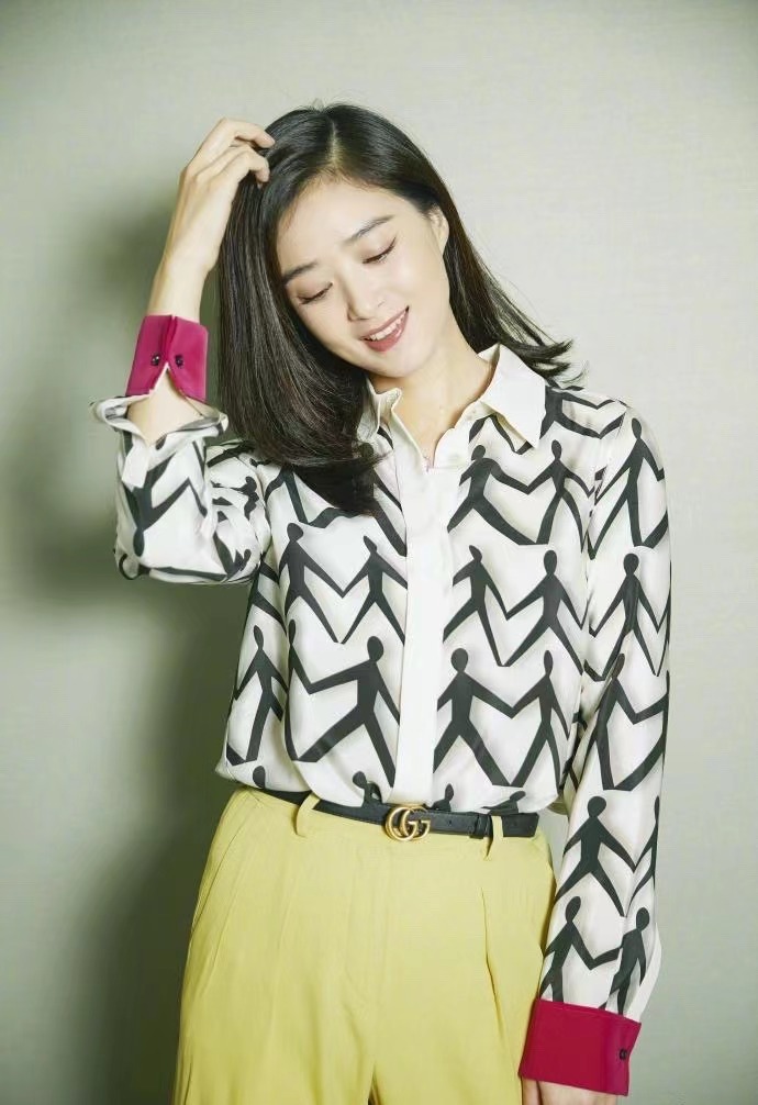 潮帮先生 蒋欣诠释了“微胖美”,宽松穿搭遮不住高级气场,骨子里透着自信