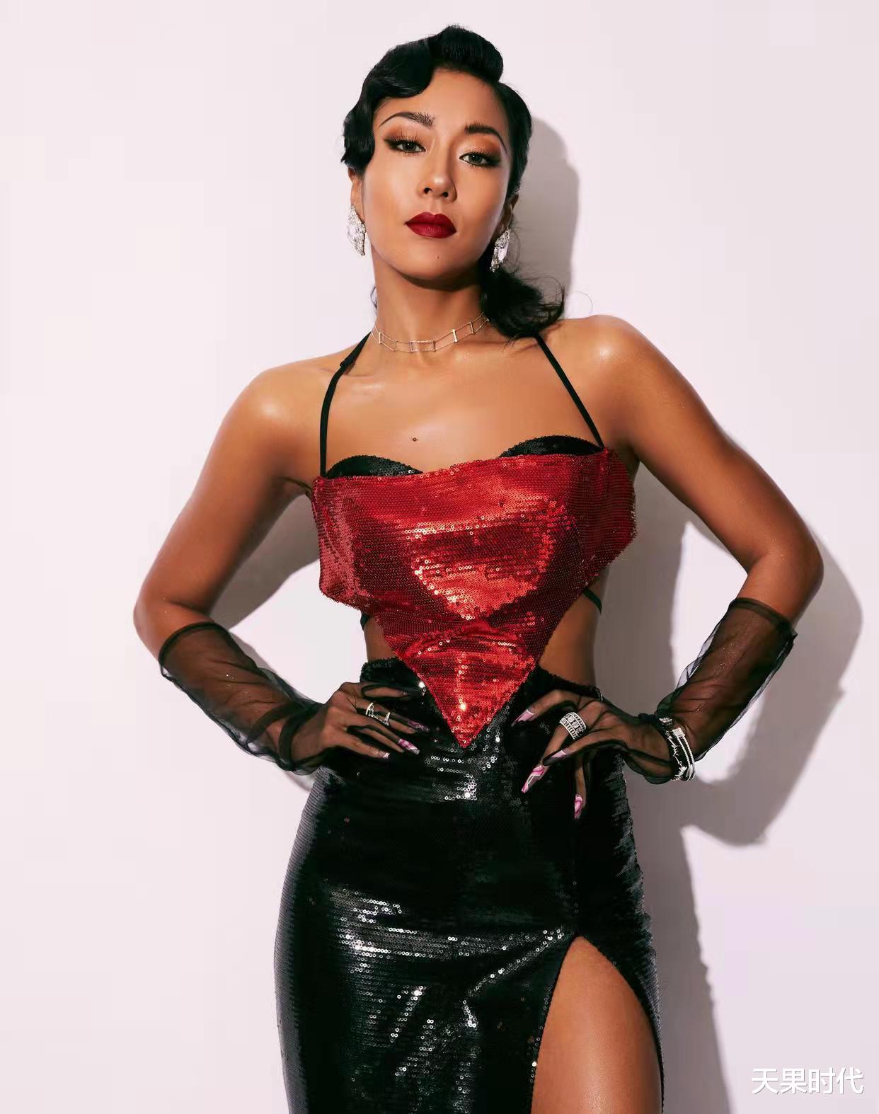 吉克隽逸|吉克隽逸又媚又飒，亮片吊带尽显复古妖娆美，“红肚兜”更抢镜