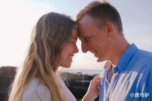 小鹿与驴 小儿媳: “嫂子，婆婆病了，你去照顾她”，大儿媳: 付5000工资就去