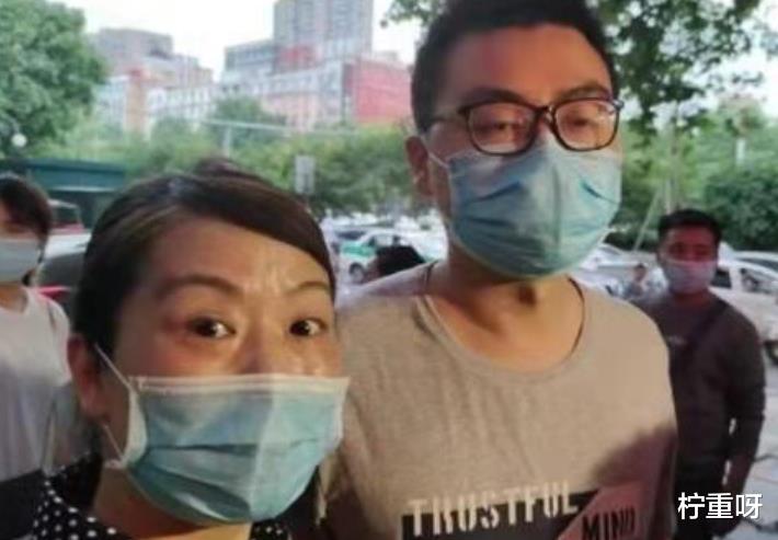 柠重呀 田静父母帮忙带娃，杜新枝称每月给对方2000元，田静弟弟出面辟谣