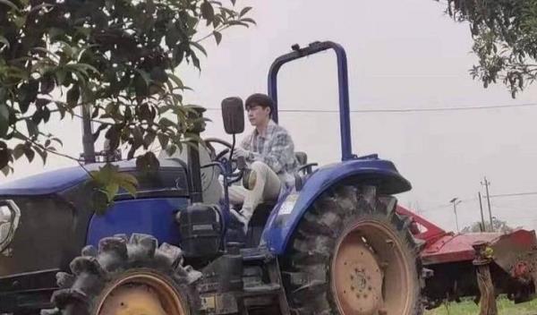 张艺兴|张艺兴晒拖拉机驾照， 李荣浩黄磊评论区凑热闹，内娱圈第一人？