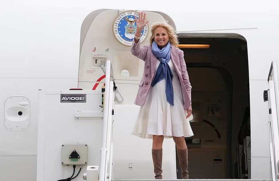 全球时尚风行 70岁美国第一夫人不服老!光腿穿小白裙好水嫩,裙摆扬起差点走光