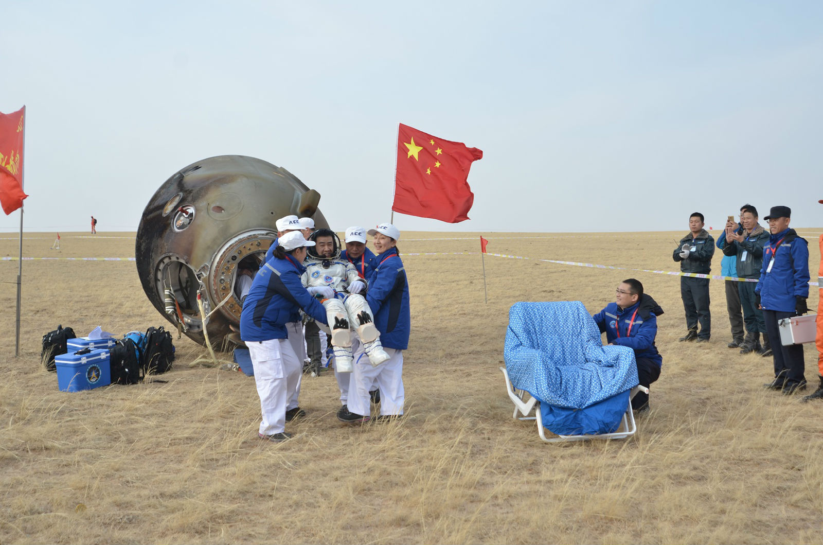 航天员 航天员返回地球后，为什么都站不起来，要坐在轮椅上？牺牲太大了