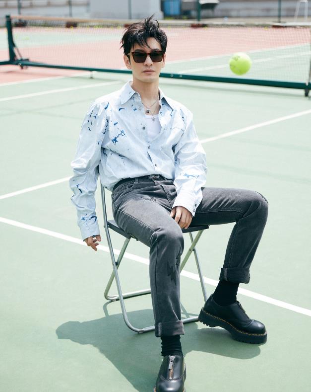 黄晓明|黄晓明减龄打扮如少年，脚上鞋子引关注：是baby给他选的吗