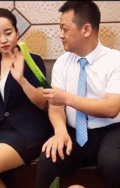 “女朋友总是过来给我洗衣服，她是不是很傻？”