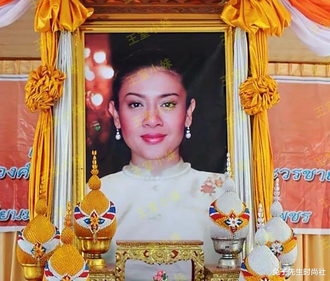 西拉米|西拉米50岁颜值回巅峰,3米写真放大脸部少瑕疵,嫣然一笑动人心