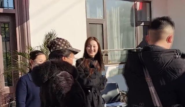 陈亚男|陈亚男带父母拜访婆家，大衣哥和陈母谈话曝光，朱小伟全程没露面