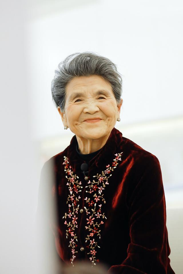 张天爱|黄圣依的婆婆：五个子女的幸福老母亲，我是儿媳的头号粉丝