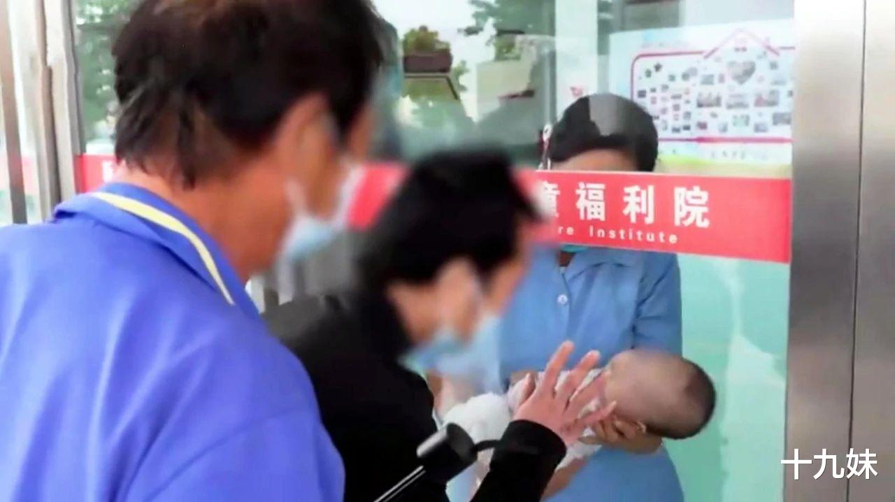 女子出轨后怀孕,婴儿出生仅20天就被生母卖掉,孩子爷爷心疼大哭