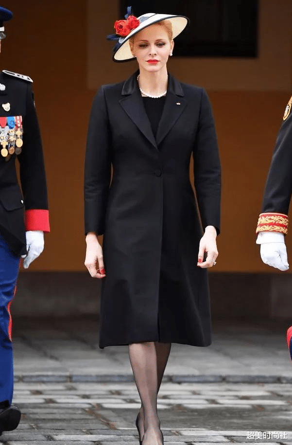 超美时尚社 43岁夏琳因病容貌大变！多年不戴结婚钻戒，曾被赞为美人鱼王妃