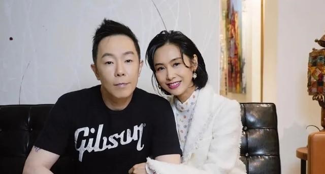 清浅微笑的我|女明星还是要服老啊!20岁的打扮50岁的脸,不青春反而更显老