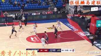 易建联|隔扣易建联？张镇麟霸王硬上弓，易建联犯规被换下，无奈连连摇头