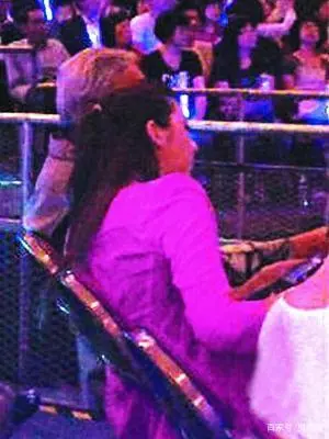 爷孙恋|“爷孙恋”男主去世，小女友无人现身：风流一世，最后成了工具人？