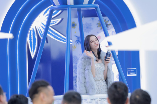 |迪丽热巴生图比精修图还美！穿貂大衣气场全开，美腿更是秀个不停