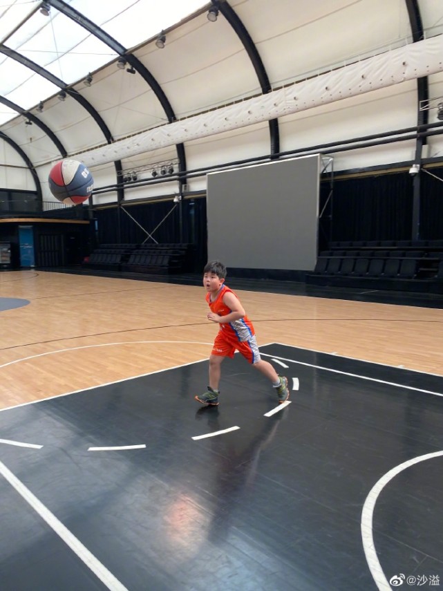 沙溢|沙溢带大儿子游玩，10岁安吉发福肚腩明显，个头长到爸爸肩膀