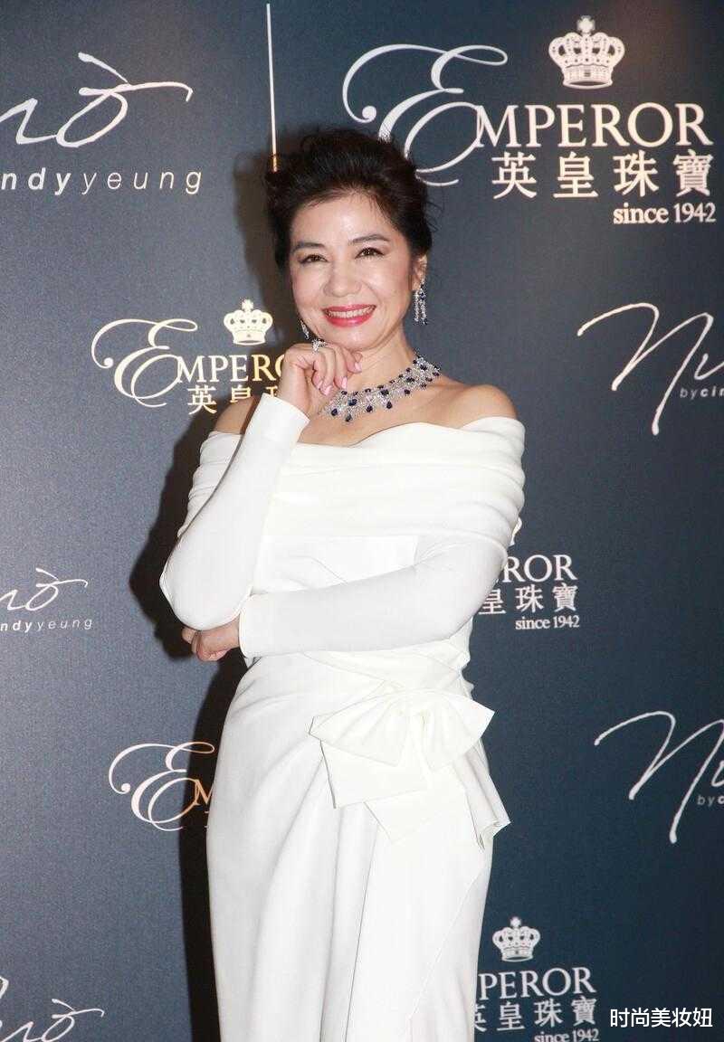时尚美妆妞|钟楚红越老越惊艳，穿白色连衣裙优雅迷人，自然老去照样美