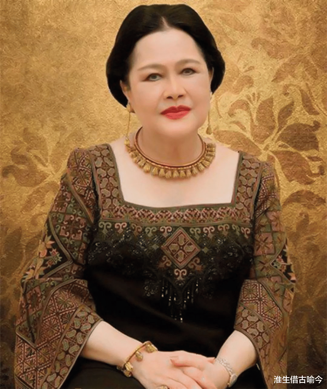 乌汶叻|白发人送黑发人！泰国美后诗丽吉送别外孙，含泪趴地跪拜王子画像