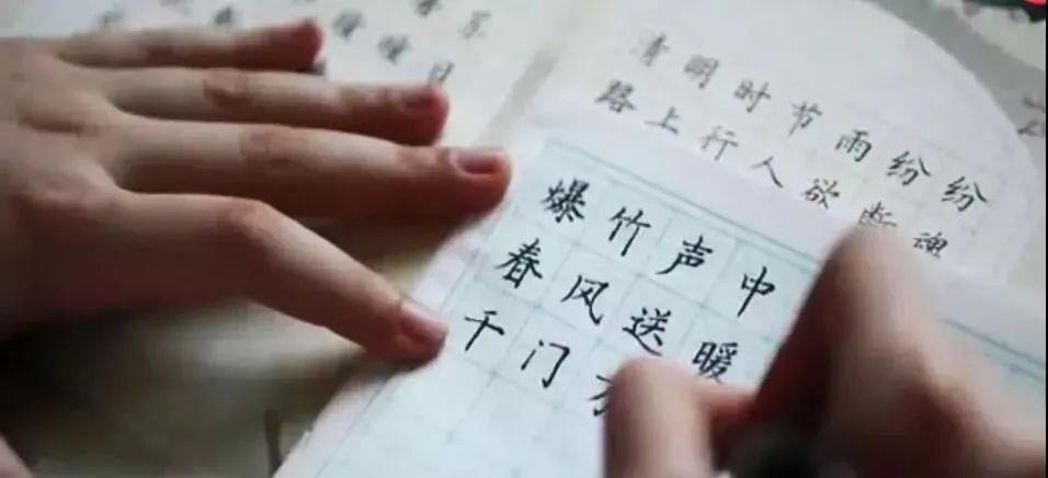 一个爱穿搭的小马甲|教育部通知:小学一二年级不进行纸笔考试