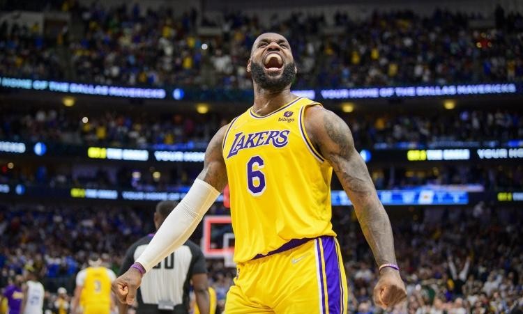 勒布朗·詹姆斯|實(shí)屬罕見(jiàn)！詹姆斯徹底打服名嘴，生日夜火熱手感終讓第一詹黑稱(chēng)贊