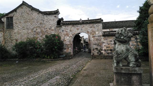 古镇 浙江有一小众古镇名气不大，却有很多特色美食，游客：想常住