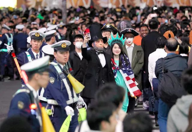 万圣节|日本万圣节不太平！男子cos“小丑”故意持刀伤人，多名女子被跟踪猥亵，当班警察：太乱了，真的累了！