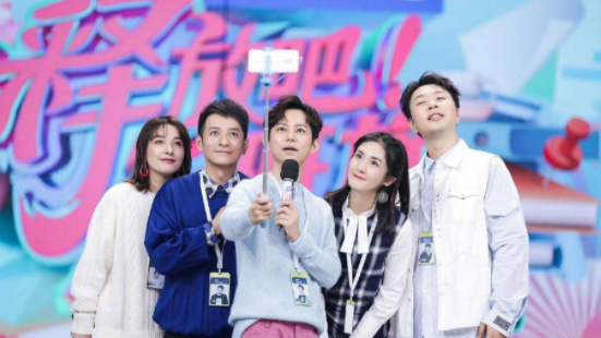 何炅|湖南卫视快本赞停播和何炅辞职内幕有何关联，看看李成儒怎么说