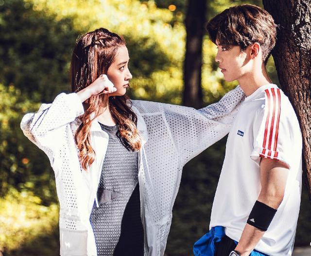 鹿晗|太甜了！鹿晗连续两天陪关晓彤打羽毛球被偶遇，不怕曝光被夸赞