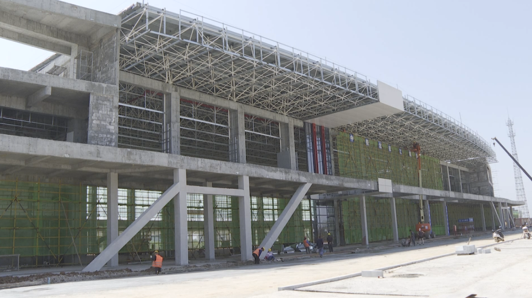 宿松快报 高铁加班加点赶进度五一假期不“打烊”