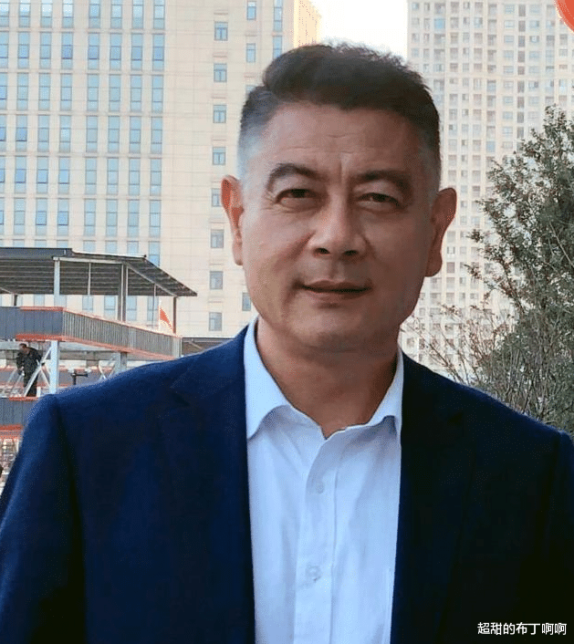 |60岁老戏骨巫刚，和陈瑾现身街头被拍，他和发妻离婚后，至今单身