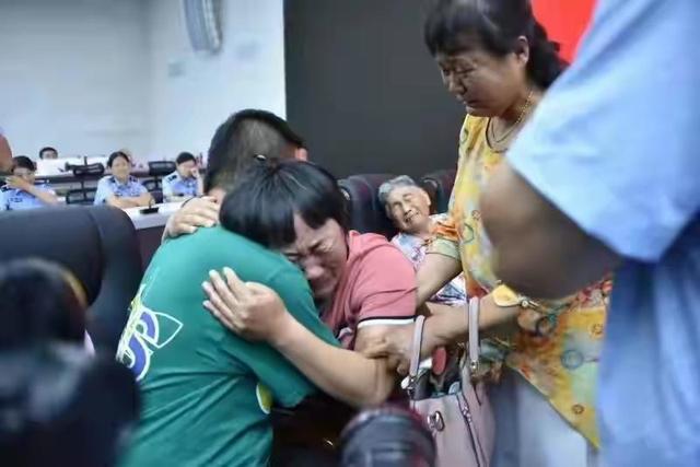 郭振|抱了我的孩子还得跟你做朋友，郭刚堂受得委屈白岩松给出了答案