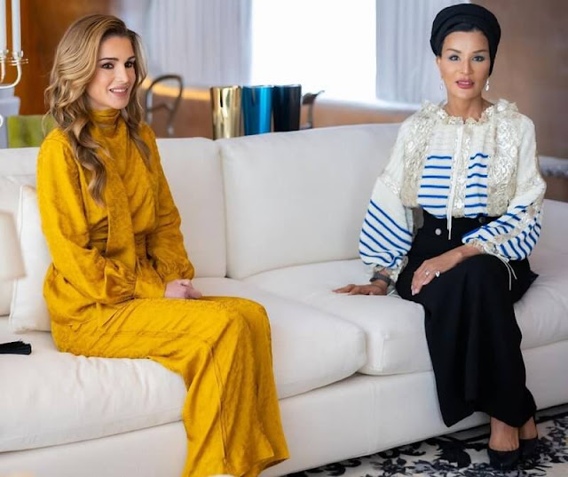 全球时尚风行 约旦王后访问卡塔尔!穿金黄色裤装太美,被卡塔尔第一夫人抢风头