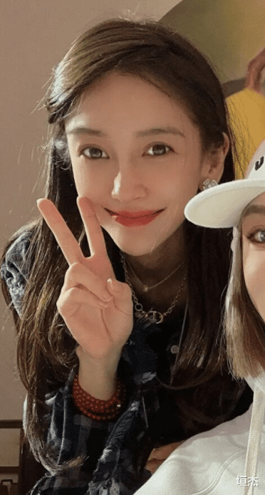 Angelababy|Angela baby带儿子参加生日会，五官精致像真人版芭比，儿子身高出众