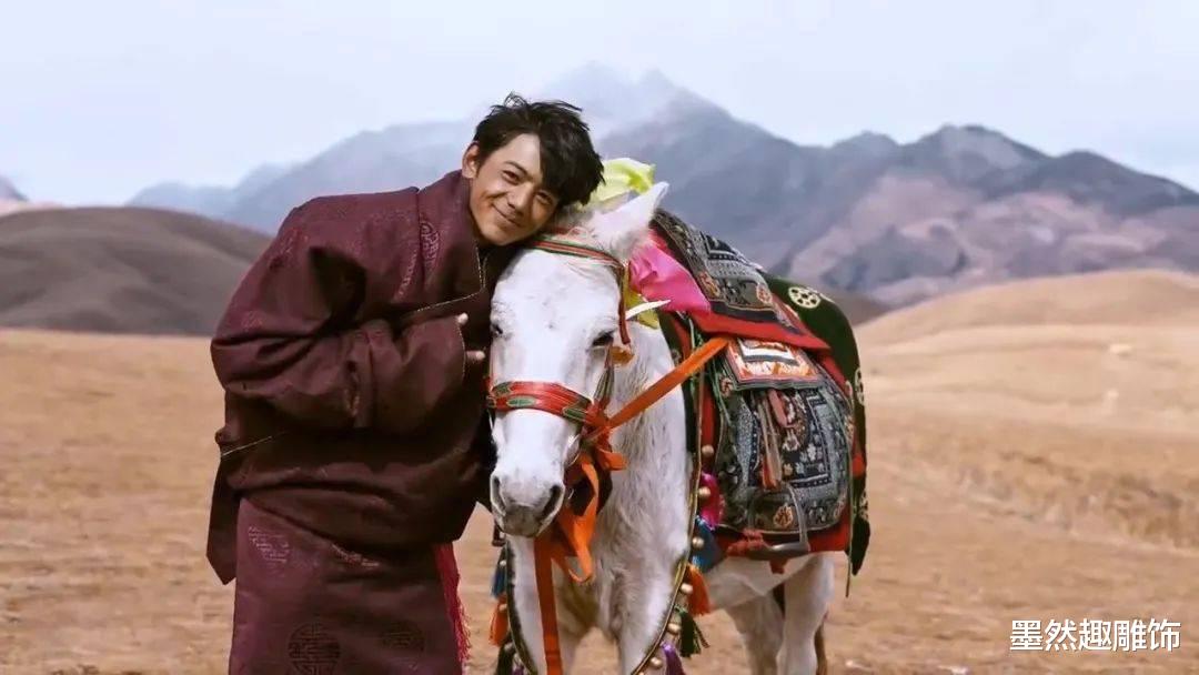 杨超越|王冰冰火了，首条视频1800万播放，有杨超越、丁真、肖战那势头！