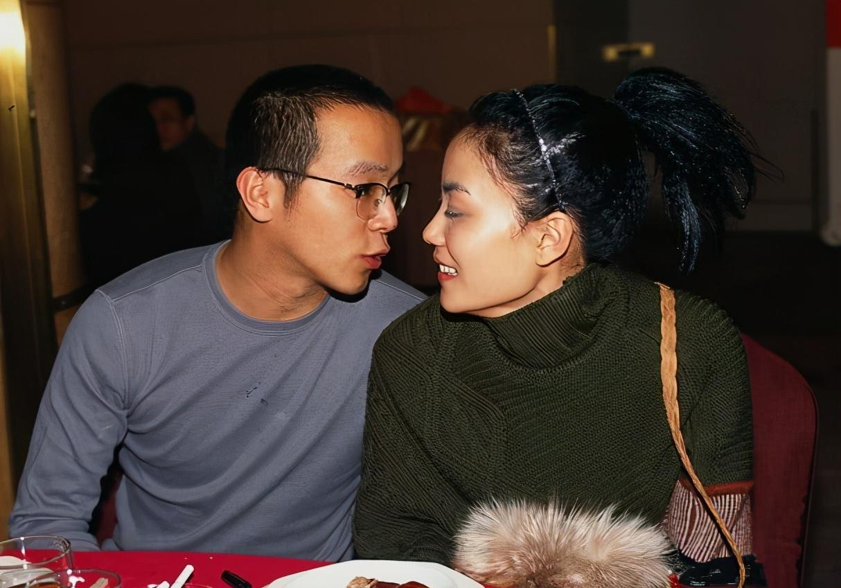 |窦靖童深夜发文配哭泣照，她只顾和谢霆锋恋爱，王菲当妈合格吗？