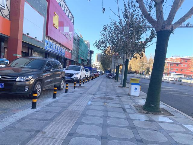 北京日报客户端 信号灯“复明”禁停牌设“附标”盲道有了“守护桩”，这儿的交通环境悄悄变了