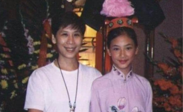 应采儿|应采儿晒一家四口合影庆元旦，小儿子hoho表情严肃，容貌又变了