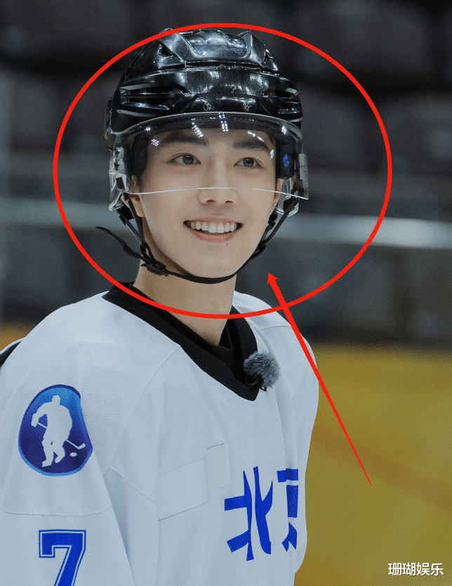 肖战|肖战新造型帅出圈，穿冰球服身高直达两米，生图下的腿长我看愣了