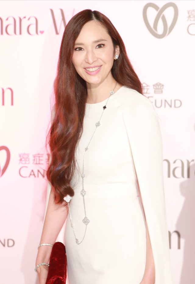 Lady变美日记|生了四个孩子的吴佩慈让人猜不出年纪，穿“瘦身”裙，显妙曼身姿