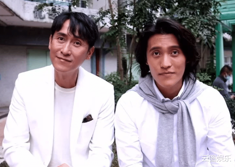 马德钟|马德钟夫妇现身商场，52岁教授妻子身材出众，花1600元买4套睡衣