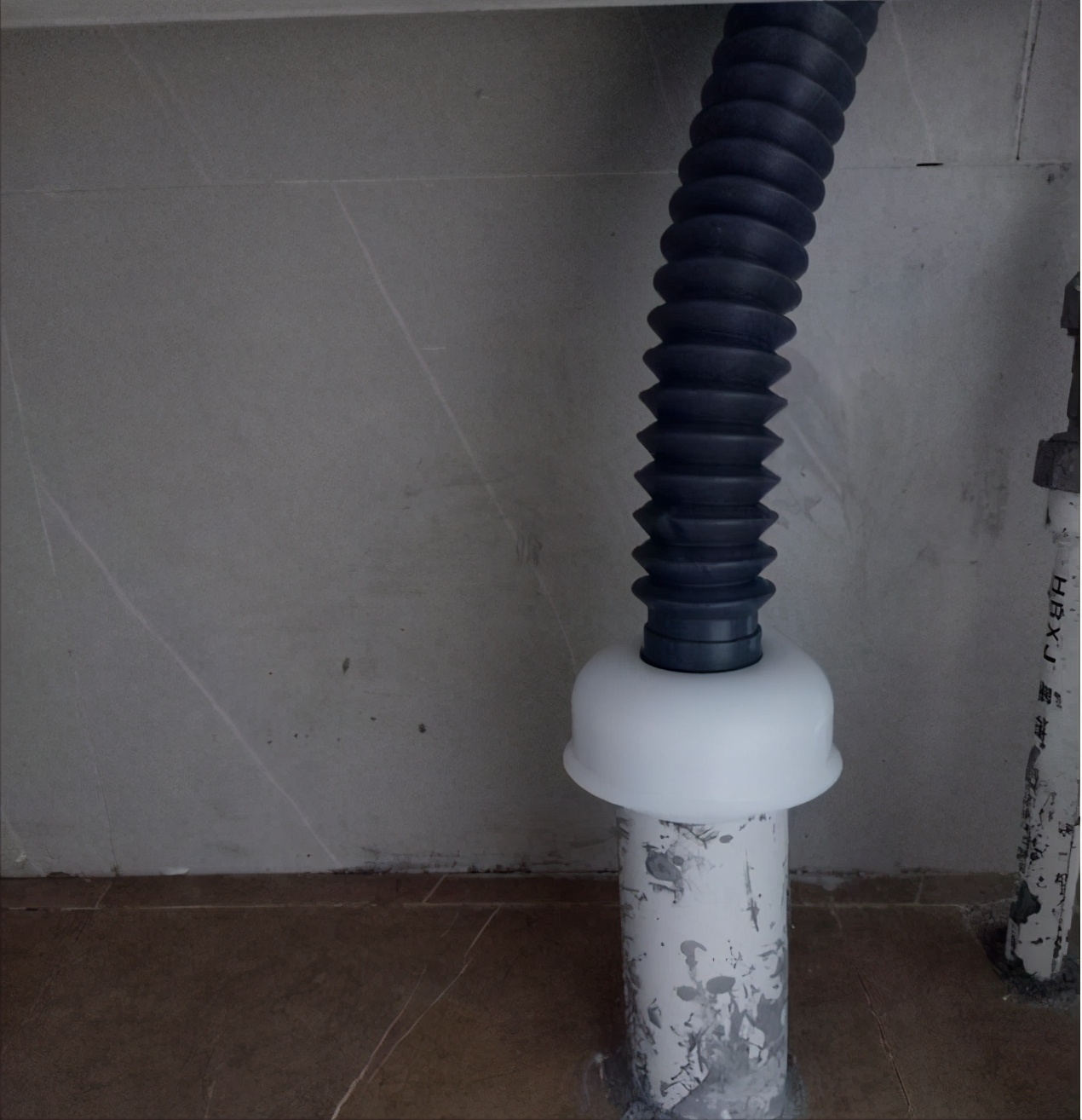 |实不相瞒，洗衣机放阳台排水方法就这两种，第一种更实用